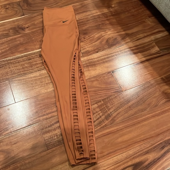 Nike dry-fit leggings size medium(8-10) cutting in the side of the pants. - Picture 5 of 5